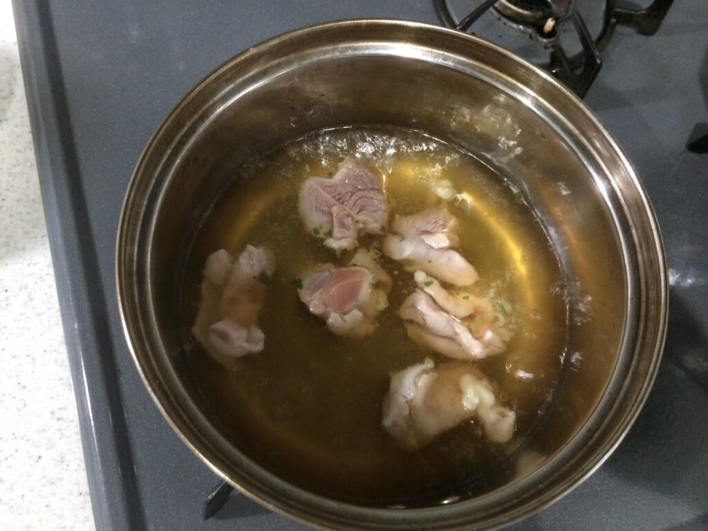 焼ねぎと鶏肉の黄金タッグうどん　鶏肉を煮る　ためして乾麺