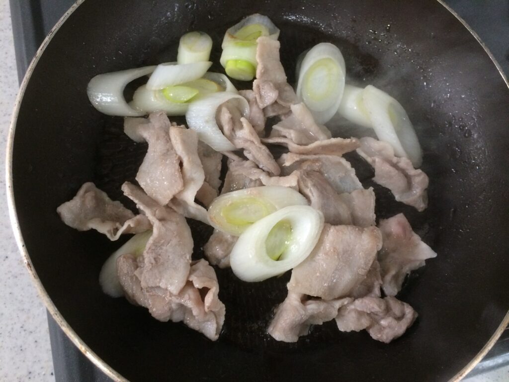 焼き肉のたれで味付け簡単！！　長ネギと豚肉の絶品焼うどん　炒める